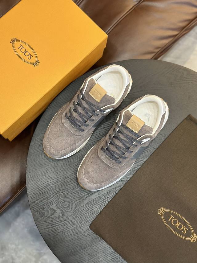 出厂价 Tod'S托德斯运动鞋 本款运动鞋由进口小牛皮、反绒牛皮制成，鞋舌点缀tod'S字母压花，原版大底，轻松点亮日常造型。 码数：39-44 38-45定做